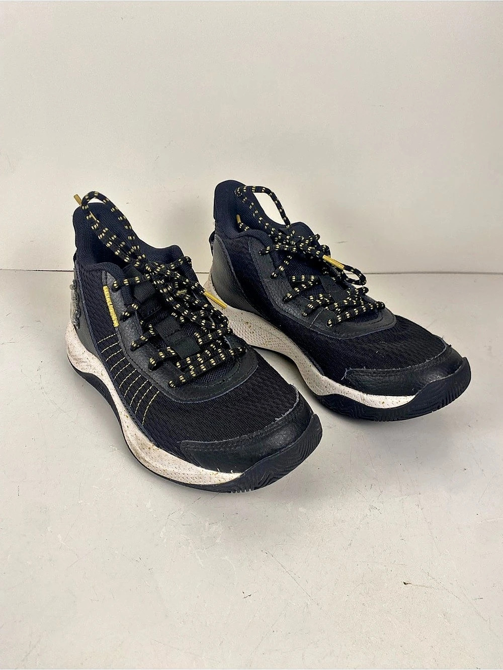 Under Armour Curry Black & White Sneaker Style 3026623-001 Size 5.5Y